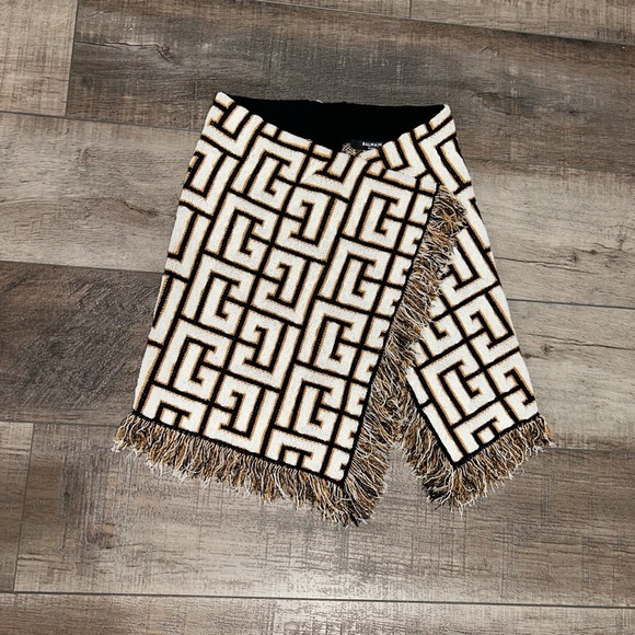 Balmain wrap effect fringed monogram knit logo mini skirt in noir and naturel - Picture 3 of 9